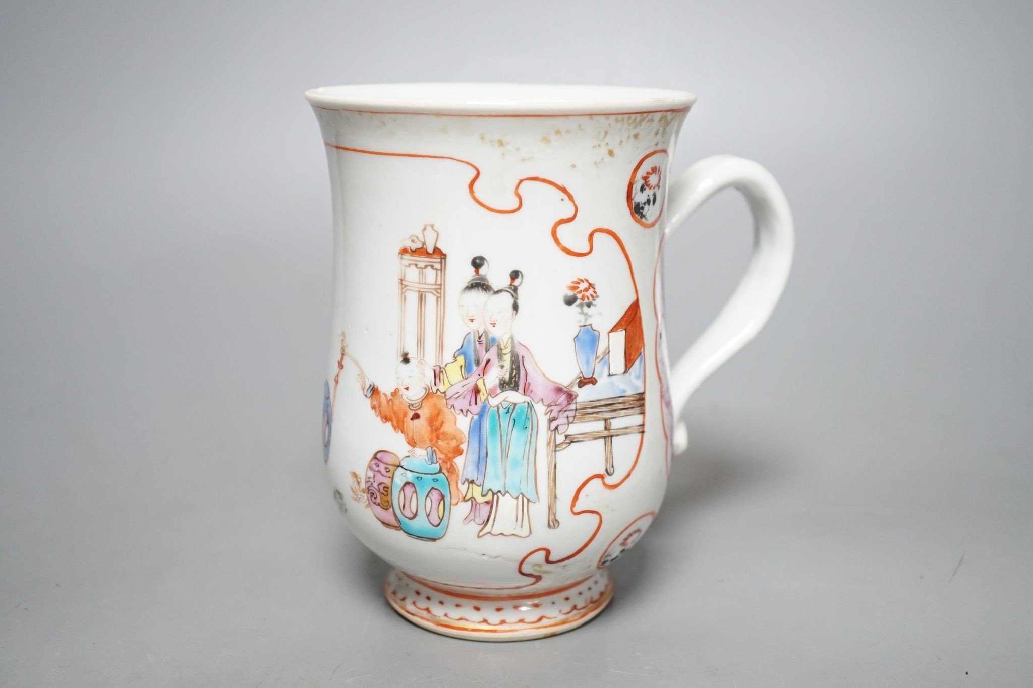 An 18th century Chinese export famille rose mug , 14cm